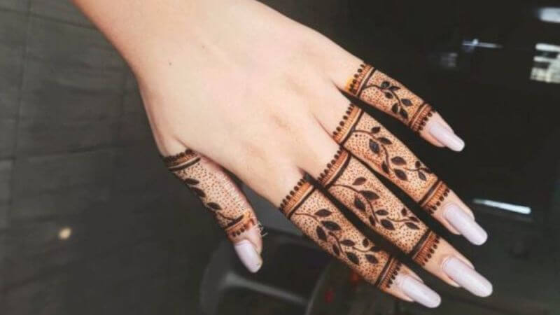 Minimalist Dots and Lines mehendi